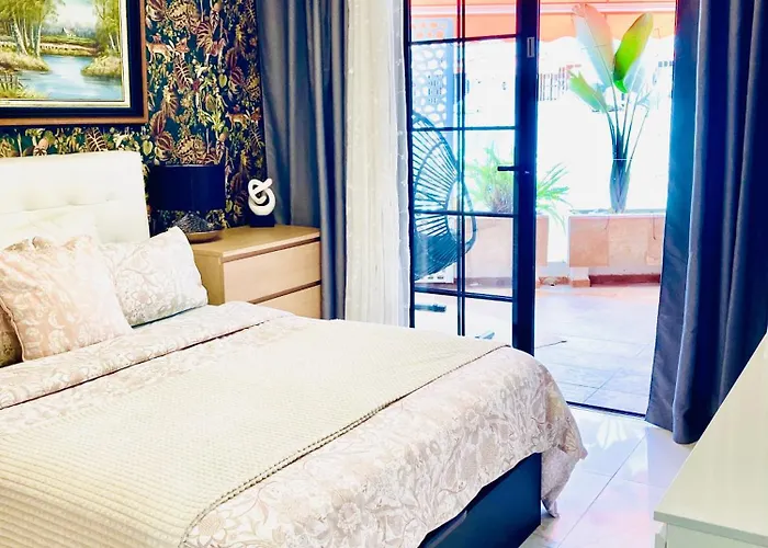 With Terrace And Pool, Cristianos شقة *